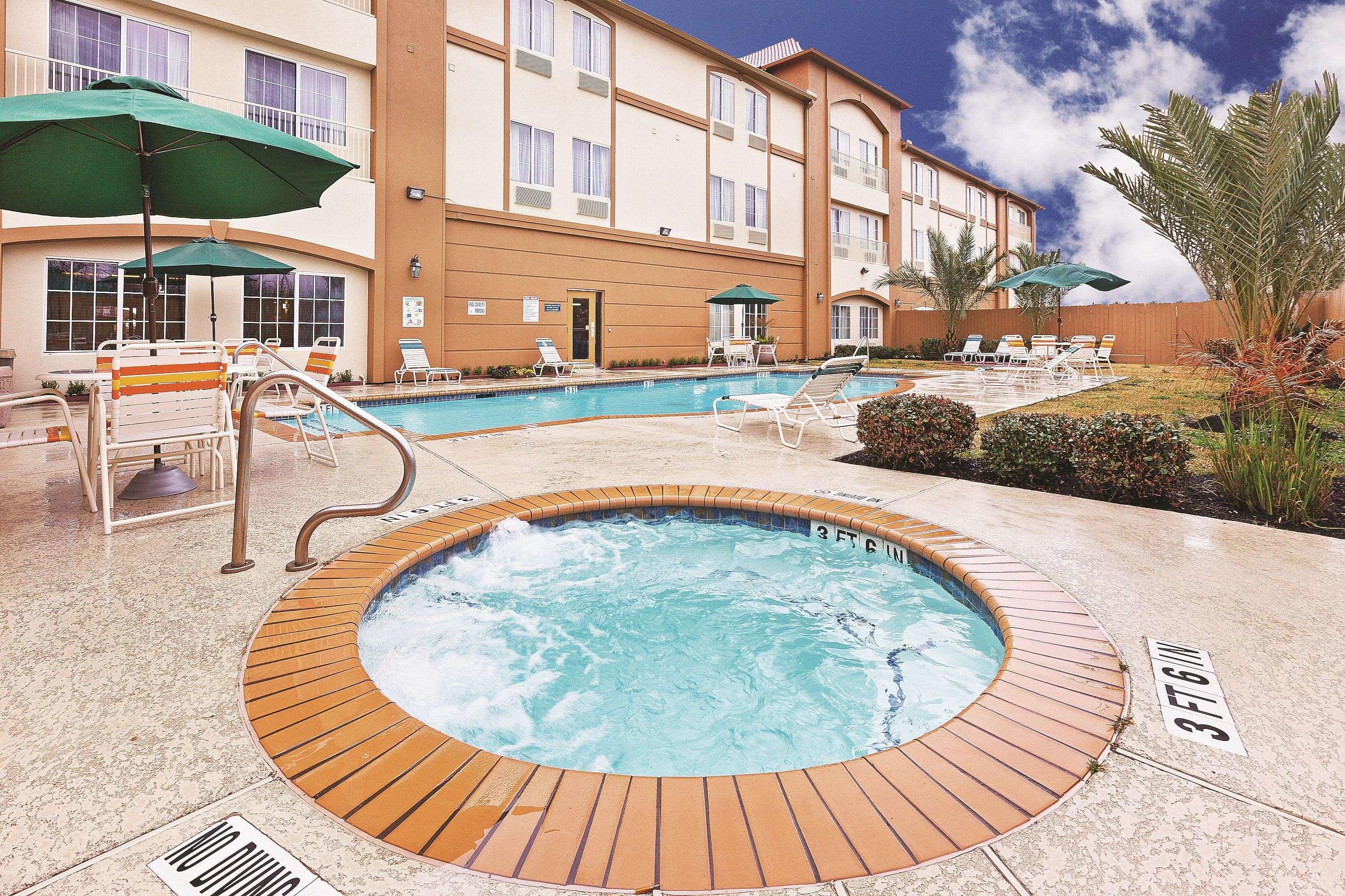 Отель La Quinta By Wyndham Houston Hobby Airport Экстерьер фото