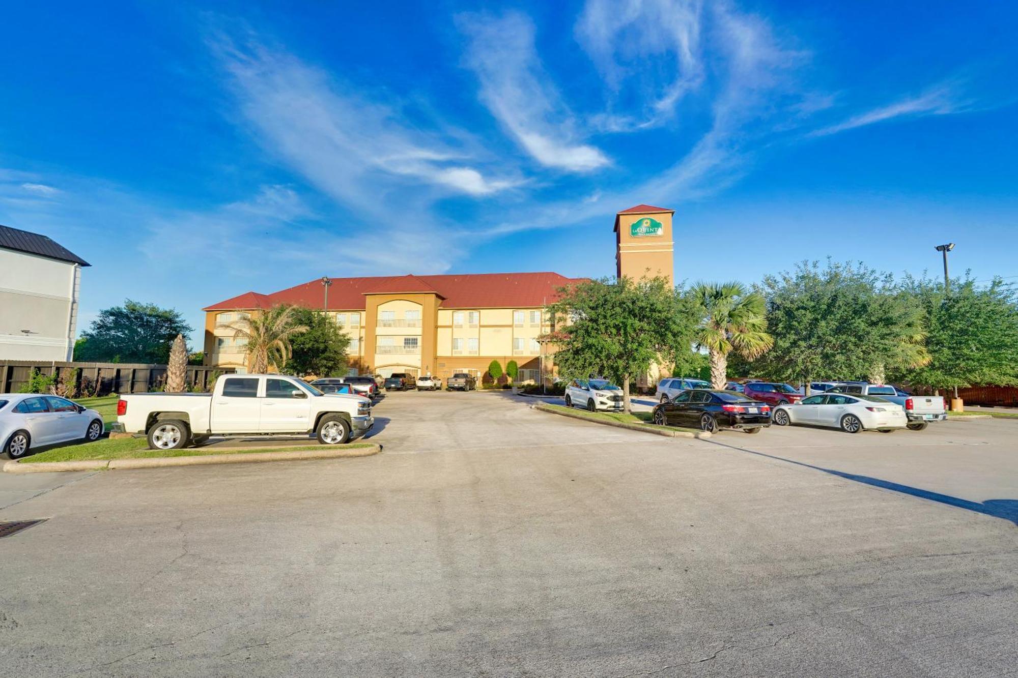 Отель La Quinta By Wyndham Houston Hobby Airport Экстерьер фото